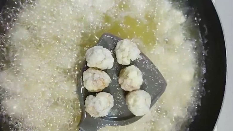 菠萝咕噜肉,炸至外皮金黄酥脆