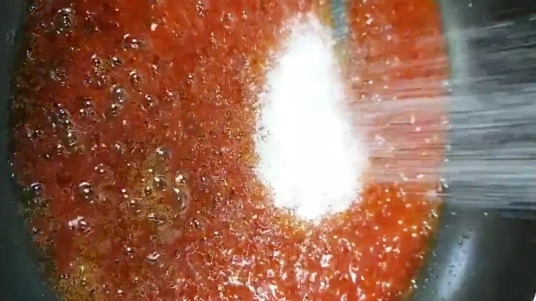 菠萝咕噜肉,锅中放入<a style='color:red;display:inline-block;' href='/shicai/ 699'>番茄酱</a>，<a style='color:red;display:inline-block;' href='/shicai/ 3729'>白糖</a>，半碗清水炒至浓稠