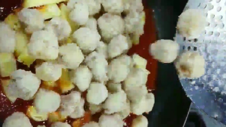 菠萝咕噜肉,放入切好的<a style='color:red;display:inline-block;' href='/shicai/ 597'>菠萝</a>和炸好的肉翻均匀