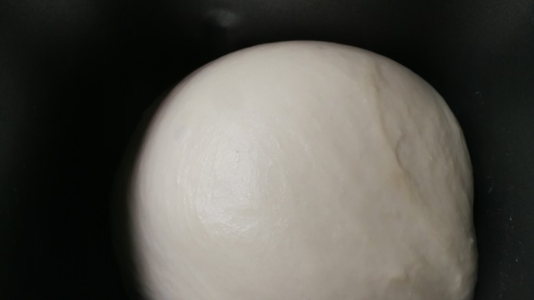 野杏肉面包,启动面包机甜面包程序,现选择重量750克,烧色浅,在面包机显示剩余1小时50分钟时候取出面团