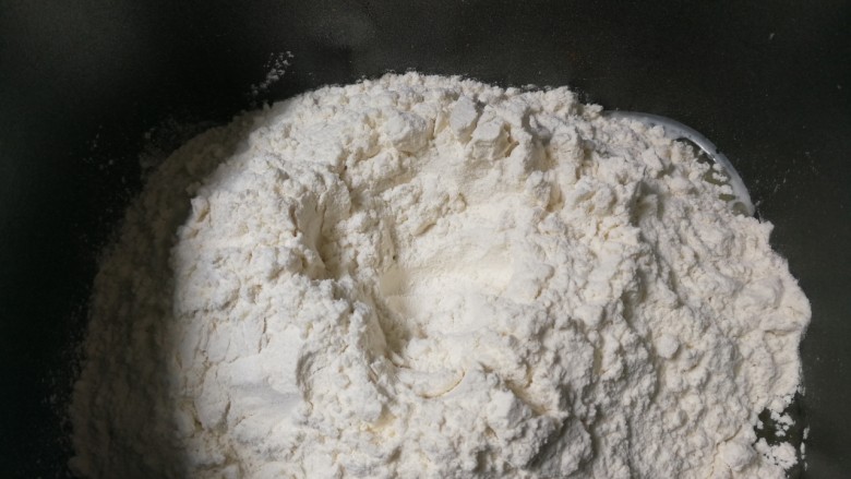 野杏肉面包,放入420克高筋粉,挖一个小窝