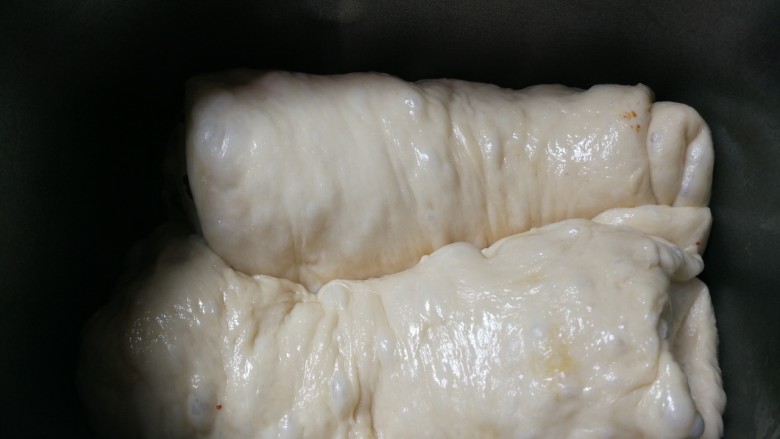 野杏肉面包,取出面包机搅拌棒,放入面团,继续完成面包机工作