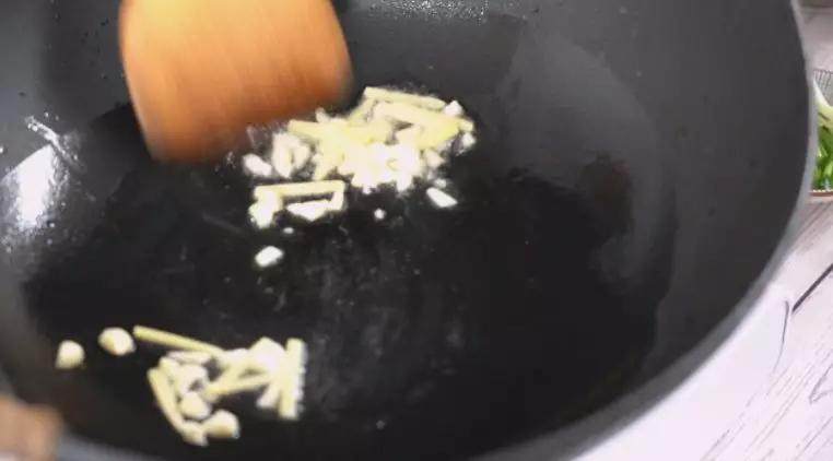 爆炒腰蛤——最近非常喜欢的快手鲜美小海鲜,起油锅,爆香姜蒜