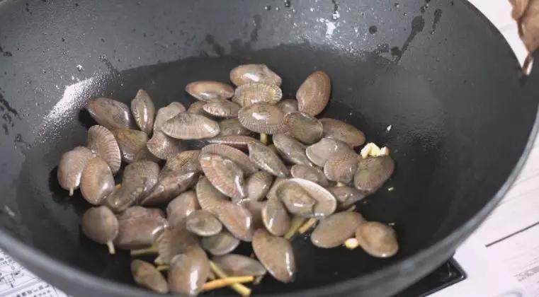 爆炒腰蛤——最近非常喜欢的快手鲜美小海鲜,倒入腰蛤,翻炒均匀
