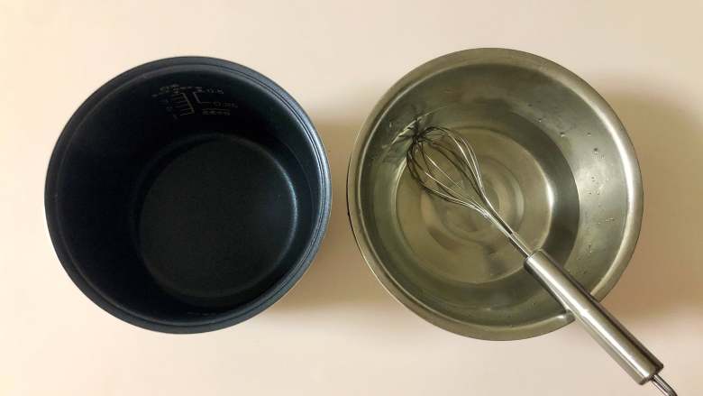 青提酸奶杯,把不锈钢盆、蛋抽和电饭煲的内胆用开水冲烫消毒,避免杂菌影响酸奶发酵。