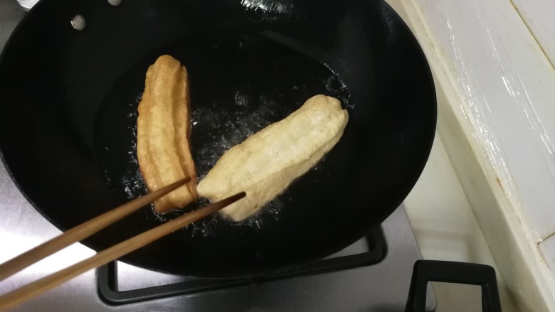 无泡打粉的油条,面条刚下锅会立即浮起来,用筷子轻轻翻滚面条,炸至金黄