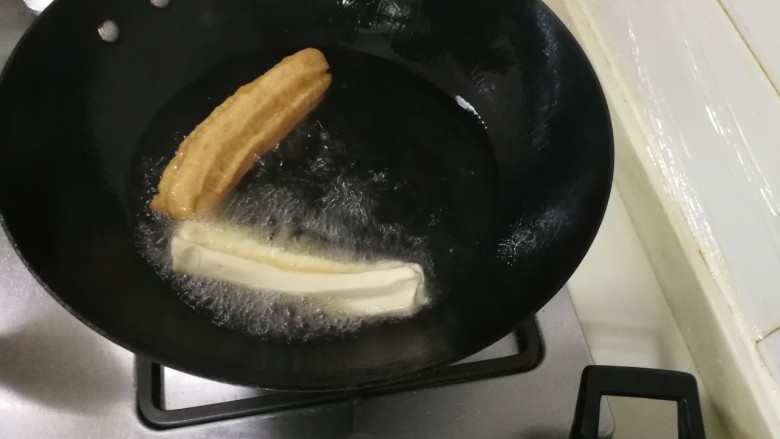 无泡打粉的油条,锅中油烧热,将面条轻轻拉长一点,放入锅中中火炸