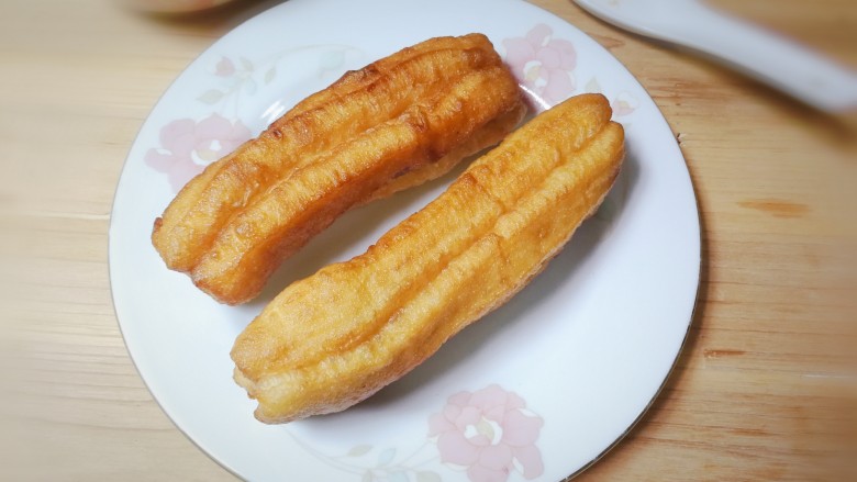 无泡打粉的油条,夹出来,沥掉油