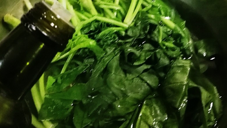 蛋香鸡肉菠菜糕,菠菜焯水 水中加1克盐和几滴食用油
