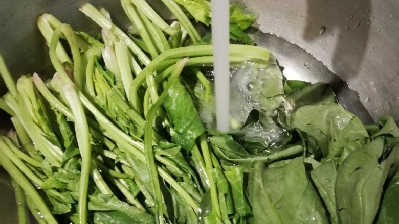 蛋香鸡肉菠菜糕,<a style='color:red;display:inline-block;' href='/shicai/ 117'>菠菜</a>择去老叶 清洗干净