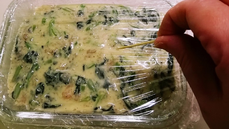 蛋香鸡肉菠菜糕,放入蒸制的器皿中 加盖保鲜膜 用牙签扎几个小孔