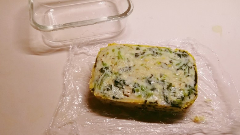 蛋香鸡肉菠菜糕,蒸好了 稍稍凉凉 切成块即食