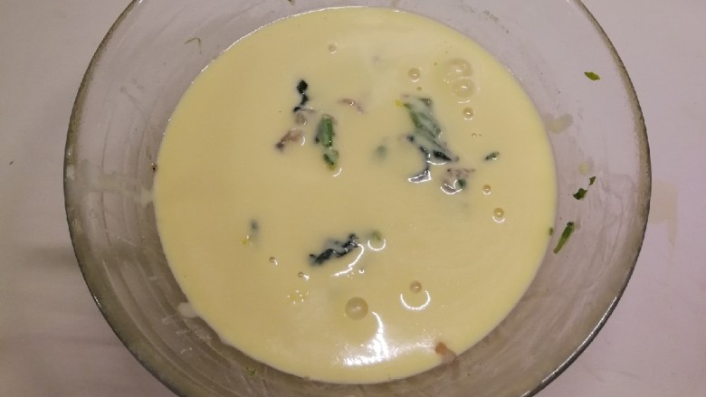 蛋香鸡肉菠菜糕,倒入蛋液 与菠菜和鸡肉充分融合 搅拌均匀