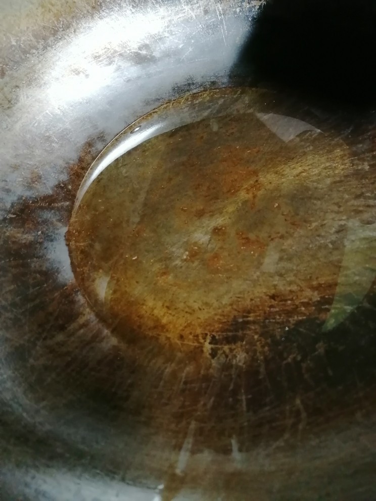 拌捆鸡,开火加热锅,加油