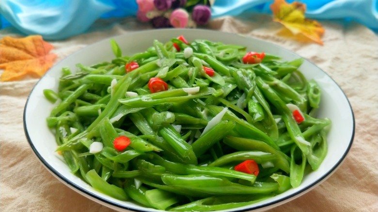 蒜蓉空心菜梗,美美图片来一张,空心菜梗青翠欲滴。