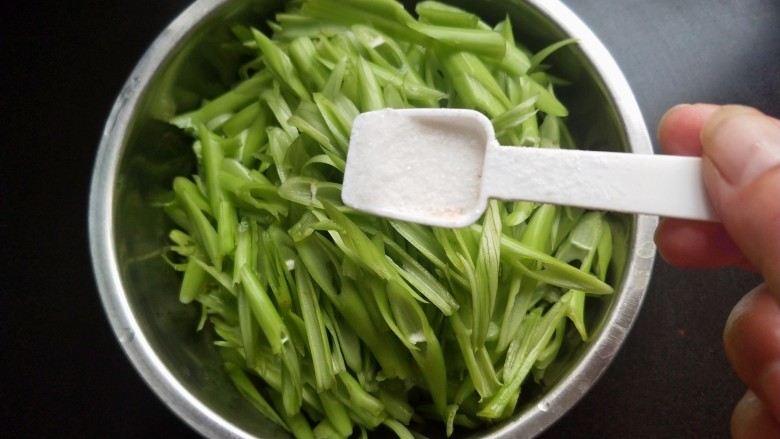 蒜蓉空心菜梗,空心菜梗用盐腌10分钟,并把腌出来的水倒掉。