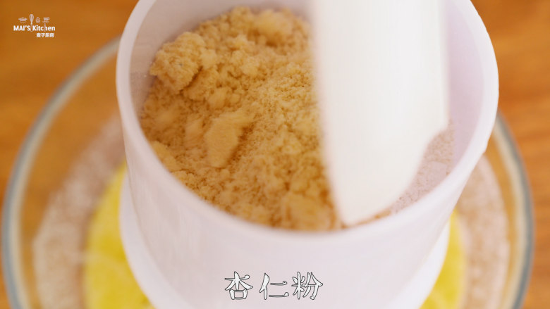 给蛋奶过敏的孩子准备的蛋糕食谱,筛入<a style='color:red;display:inline-block;' href='/shicai/ 548'>低筋面粉</a>、<a style='color:red;display:inline-block;' href='/shicai/ 113461'>杏仁粉</a>、<a style='color:red;display:inline-block;' href='/shicai/ 550'>高筋面粉</a>和<a style='color:red;display:inline-block;' href='/shicai/ 702'>泡打粉</a>,搅拌均匀。小红锅最高温预热完成后,铺入一张烘焙纸,舀入二分之一面糊(约130g),整形均匀,盖上一张烘焙纸,盖上上盖,最高温烘烤8分钟取出置于晾架晾凉,撕掉烘焙纸。