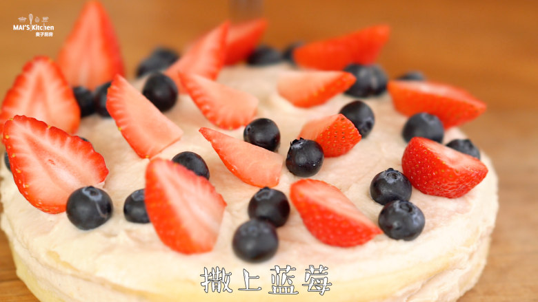 给蛋奶过敏的孩子准备的蛋糕食谱,。放上草莓、蓝莓、树莓和点缀薄荷叶,撒上糖粉即可。可根据自己的喜好进行装饰。
