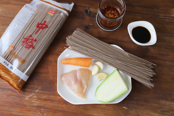 干了这碗荞麦鸡丝凉面,整个夏天幸福感爆棚!,食材图,本菜谱用到的是中裕荞麦挂面,荞麦粉含量高于20%,相比普通的挂面,蛋白质含量更高,GI值(血糖生成指数)更低,非常适合需要控制血糖或减肥的人士食用。