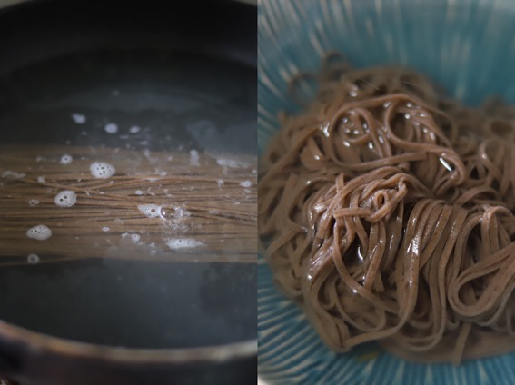 干了这碗荞麦鸡丝凉面,整个夏天幸福感爆棚!,水烧开后加一小勺油和盐,荞麦面下锅煮3分钟,捞起过凉开水,沥干后加入一勺<a style='color:red;display:inline-block;' href='/shicai/ 847'>香油</a>拌匀,避免面条粘连在一起。