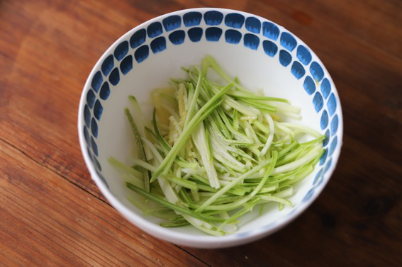 干了这碗荞麦鸡丝凉面,整个夏天幸福感爆棚!,首先将西葫芦刨丝,撒3g盐,静置20分钟后挤出水分。