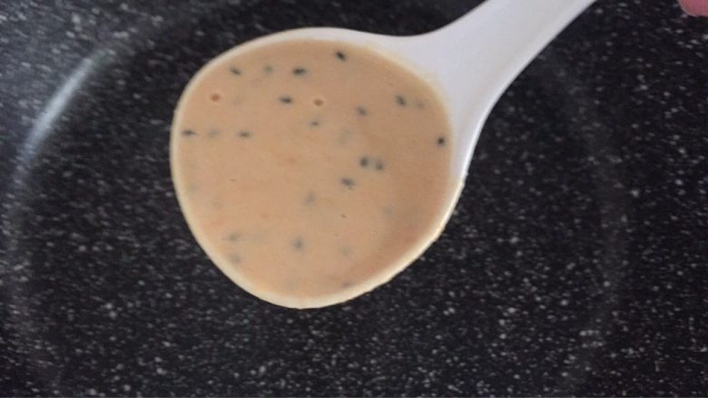 南瓜鸡蛋卷饼,不粘锅烧热后转小火,挖一勺鸡蛋糊倒入;