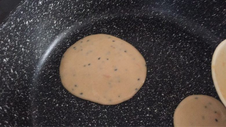 南瓜鸡蛋卷饼,用勺子摊薄一点;