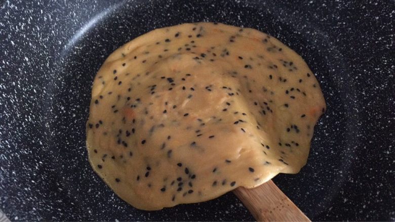 南瓜鸡蛋卷饼,鸡蛋饼底部煎至凝固后翻面再煎一会;
