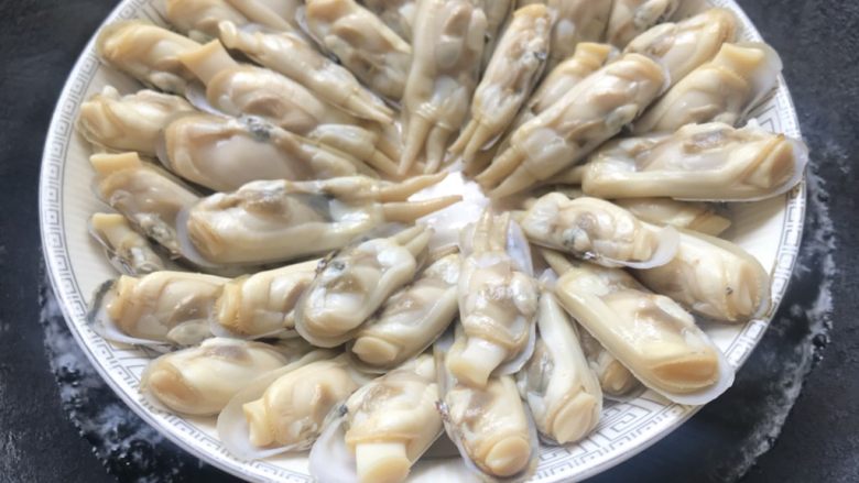油淋竹蛏,蒸锅热水,放入竹蛏蒸5分钟。