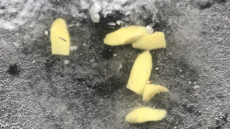 油淋竹蛏,锅里放入半锅水,放入姜片煮2分钟。