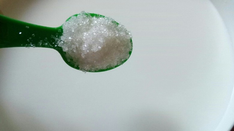 水果酸奶,加入白糖搅拌均匀。