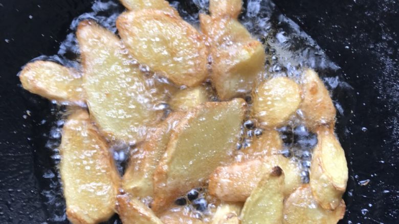 麻油鸡(改良版),一定要煎至金黄色。