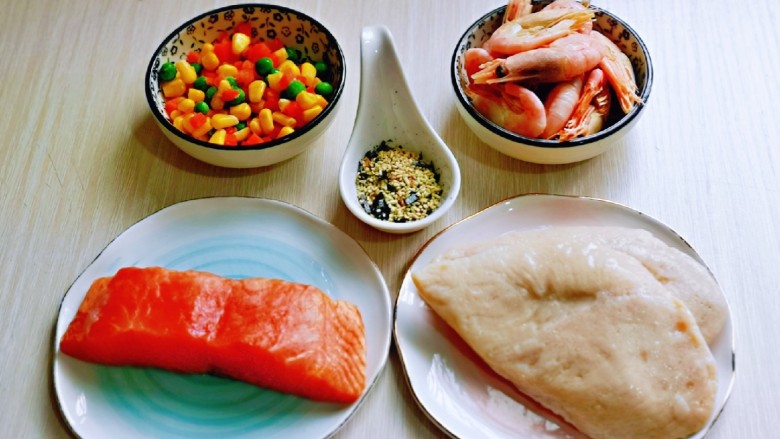 山葵木鱼花三文鱼沙拉,准备食材,我用的<a style='color:red;display:inline-block;' href='/shicai/ 101'>鸡胸肉</a>是即食的。