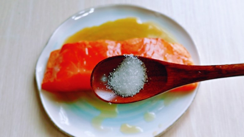山葵木鱼花三文鱼沙拉,再加入<a style='color:red;display:inline-block;' href='/shicai/ 832'>迷迭香</a>,轻轻按摩三文鱼腌制10分钟。