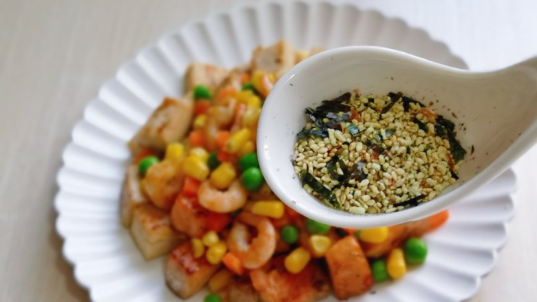 山葵木鱼花三文鱼沙拉,加入山葵木鱼花。(即食鸡胸肉包装内带)