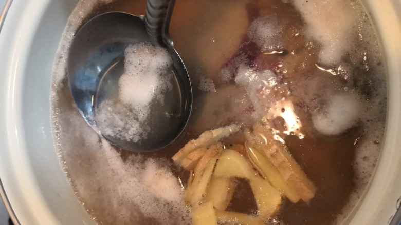 凉拌猪肝,大火烧开,撇去浮沫,关小火焖1小时