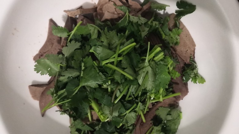 凉拌猪肝,把香菜,放入猪肝中