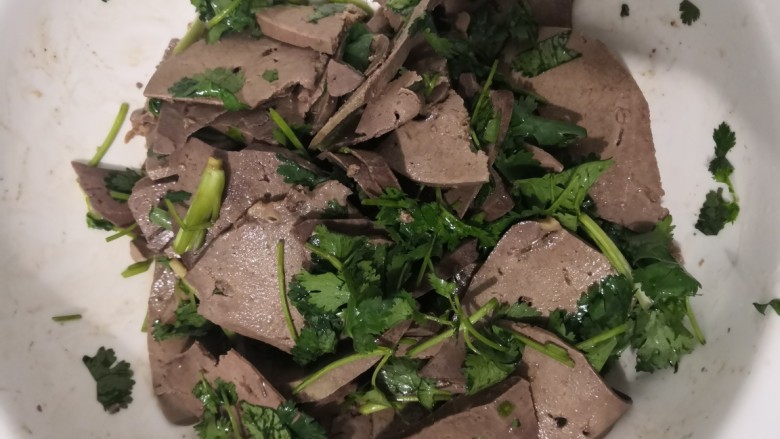 凉拌猪肝,搅拌均匀后,腌制30分钟