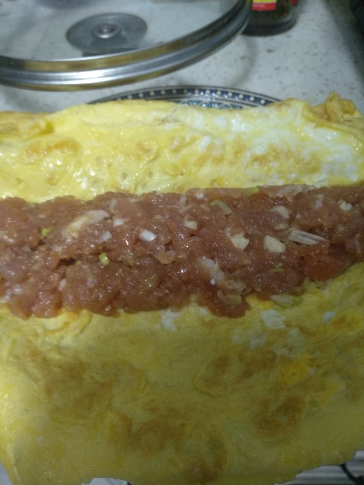 吉祥肉卷,鸡蛋摊成薄薄的鸡蛋饼,裹入肉馅