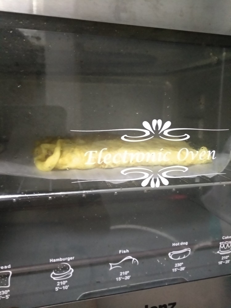 吉祥肉卷,上烤箱,180℃烤15分钟,翻面烤5分钟