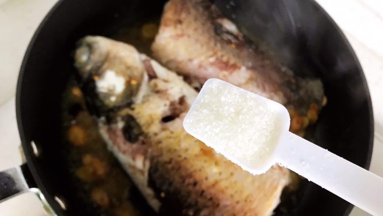青蒜豆腐炖草鱼,加适量细砂糖(我加了四五勺,因为我这个勺子比较小)