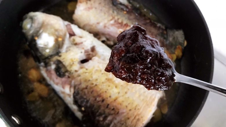 青蒜豆腐炖草鱼,加适量郫县豆瓣酱(我加了两勺)