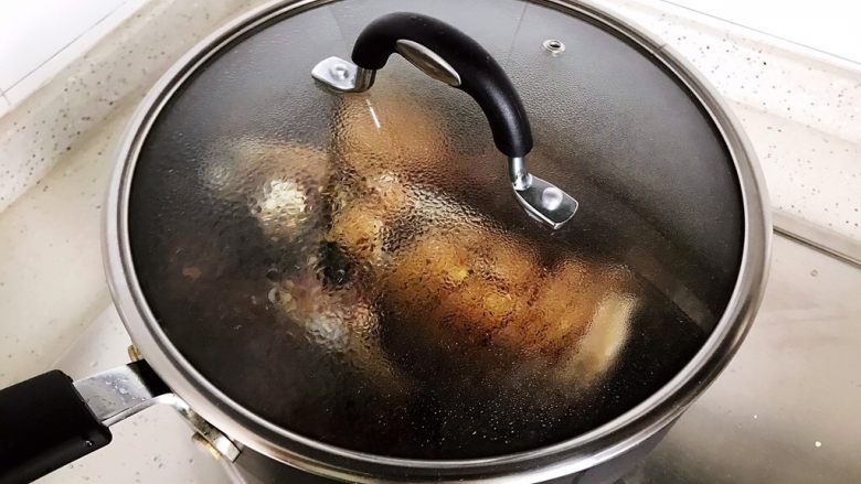 青蒜豆腐炖草鱼,盖上锅盖,转中小火,焖煮20分钟