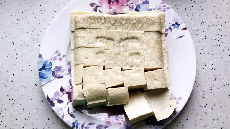青蒜豆腐炖草鱼,豆腐如图所示切成小块