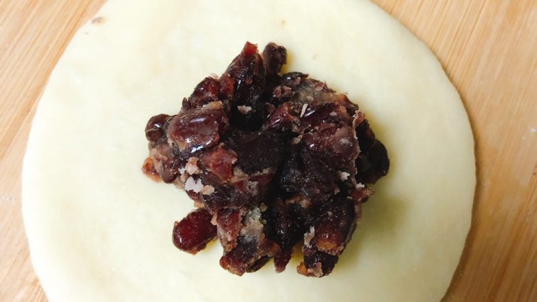 酸奶红豆餐包,大约松弛15min,将面团擀成圆形,把红豆馅像包包子那样包入面团中。60g面包可以包约15g豆馅儿。