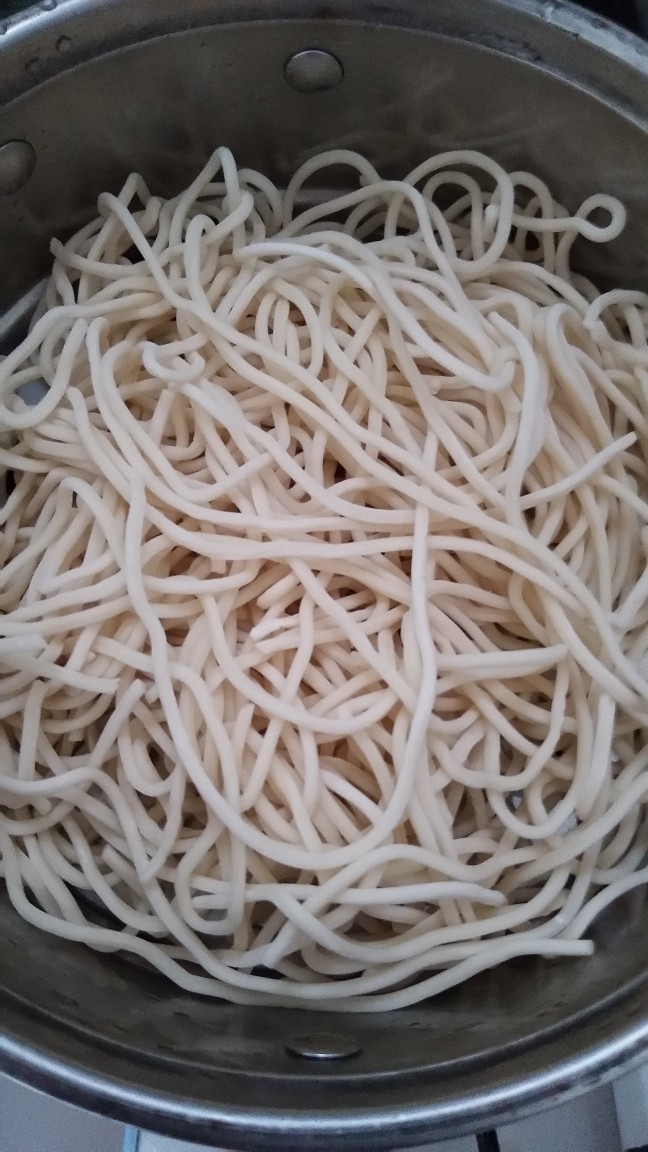 豪华版炒面套餐,湿面放蒸锅上蒸,蒸熟后加食用油拌匀,放一旁备用。