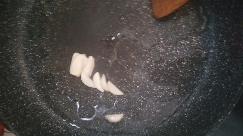 豪华版炒面套餐,锅中倒入油,下蒜片编香