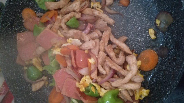 豪华版炒面套餐,把炒好的里脊肉和鸡蛋倒入锅里,翻炒均匀。