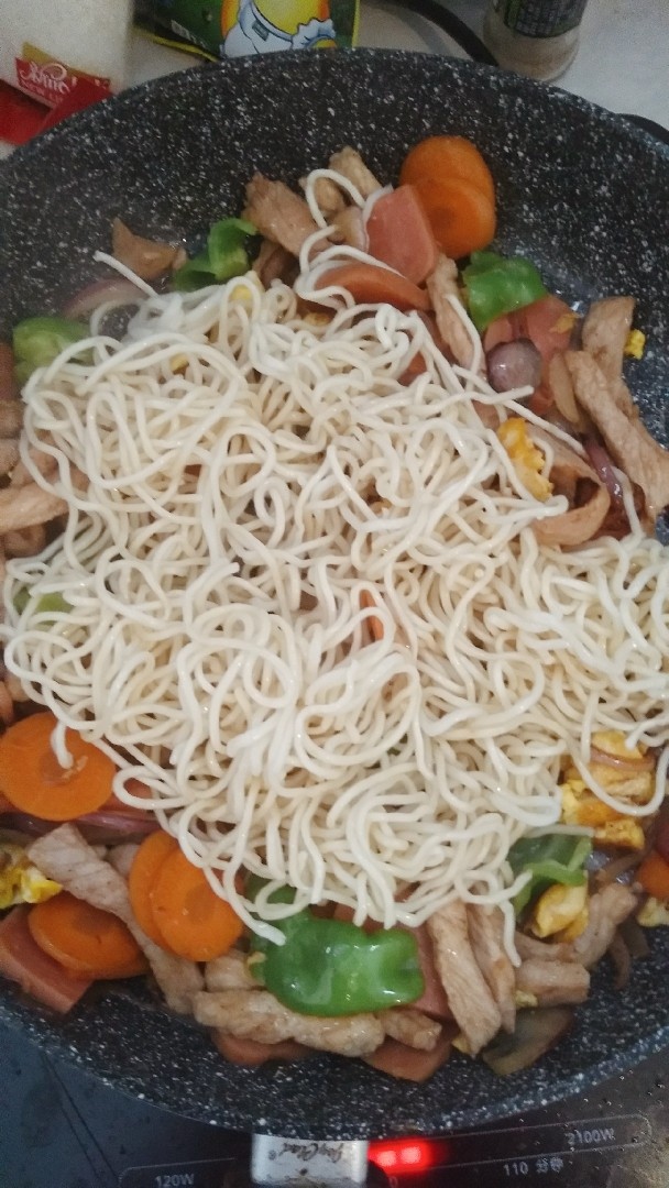 豪华版炒面套餐,把蒸好的面放进锅里,翻炒均匀