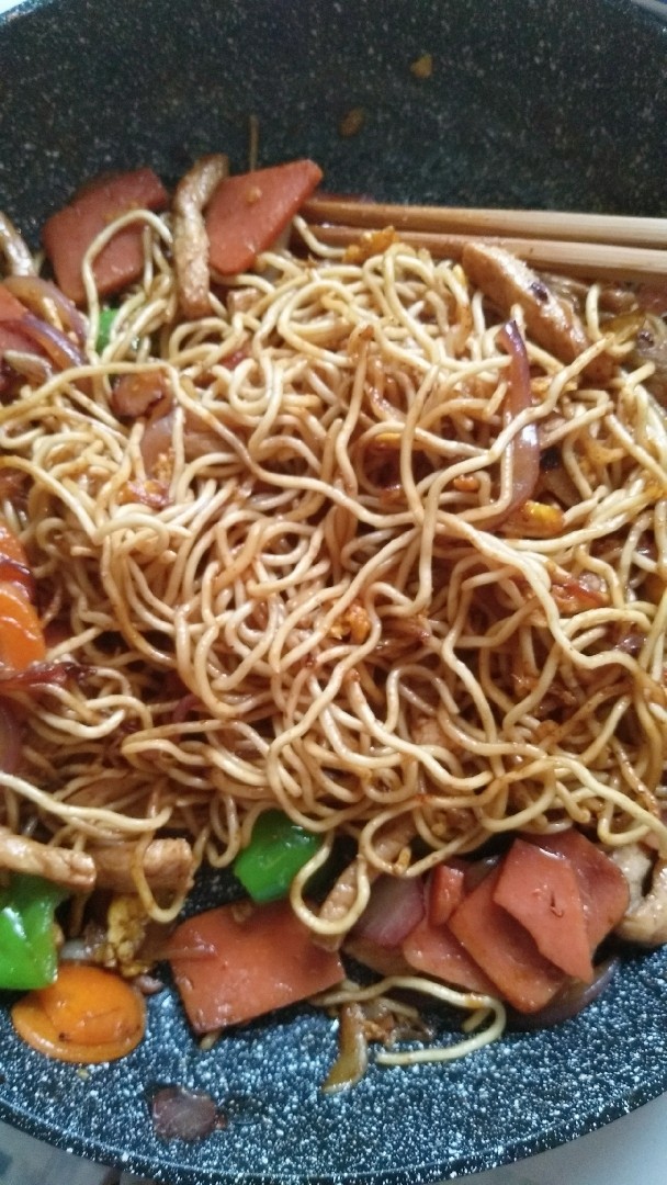 豪华版炒面套餐,+生抽,翻炒均匀。